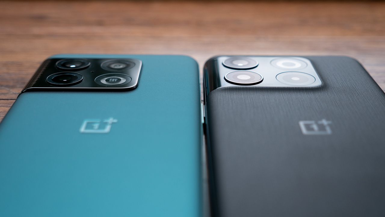 The OnePlus 10 Pro (green) next to the OnePlus 10T (black)
