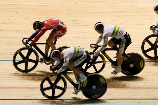 Jason Kenny (GBR) lunges for the line in the repechage