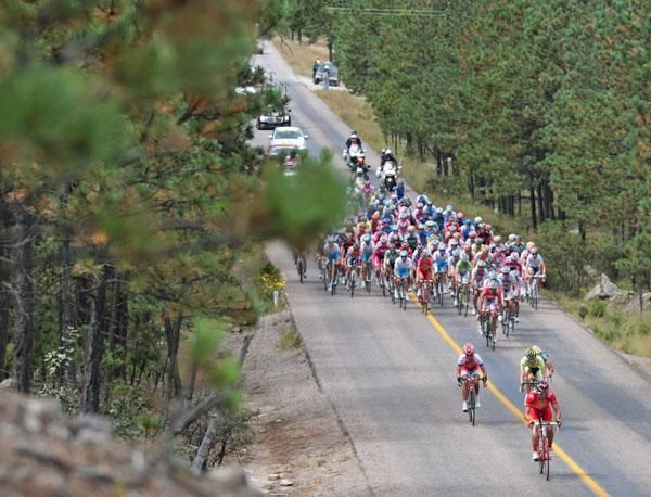 The race started to break up early in the race, with riders chomping at the bid to get away.