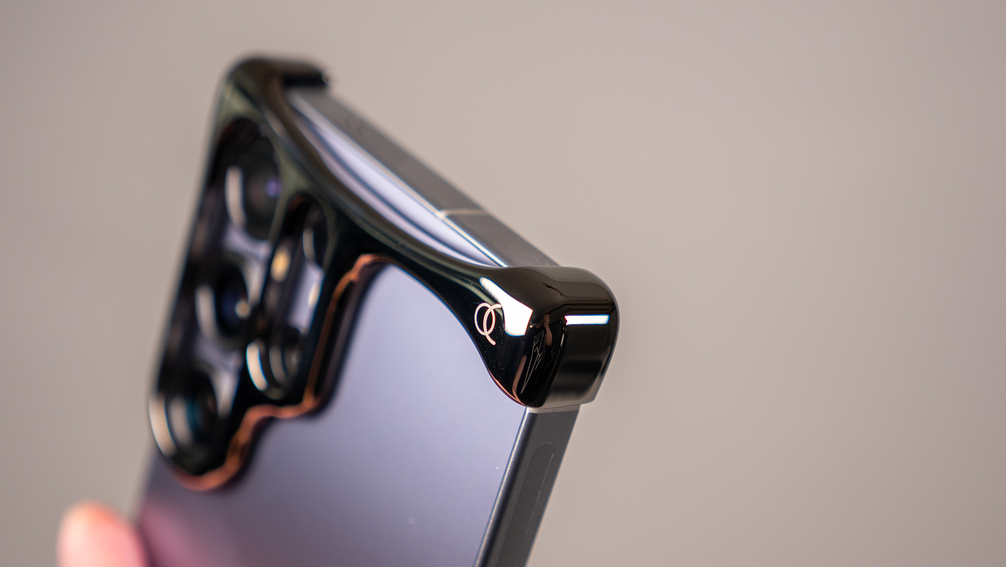 The Aluminum Graphite Arc Pulse case for the Samsung Galaxy S25 Ultra