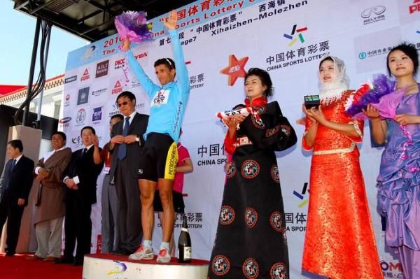 Hossien Askari (Tabriz) salutes the crowd after recieving his Asian leaders jersey.
