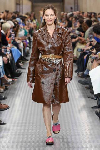 Hilary Swank läuft über den Laufsteg der Frühjahr/Sommer-Show 2025 der Paris Fashion Week von Miu Miu.