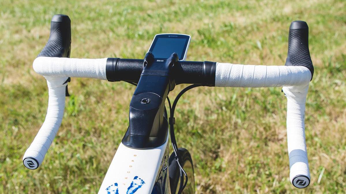 Trentin opts for traditional round handlebars instead of the integrated aero cockpit also offered with the Scott Foil