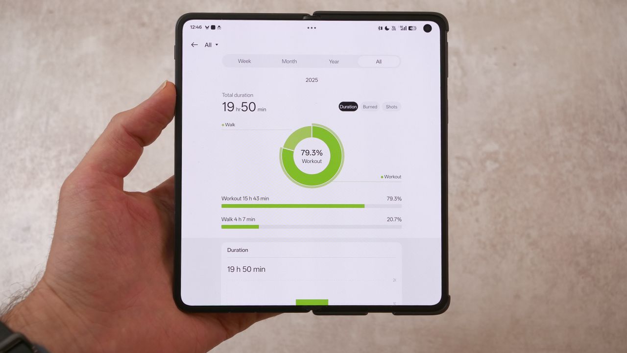 A photo of the OnePlus Watch 3 and OHealth app for Android