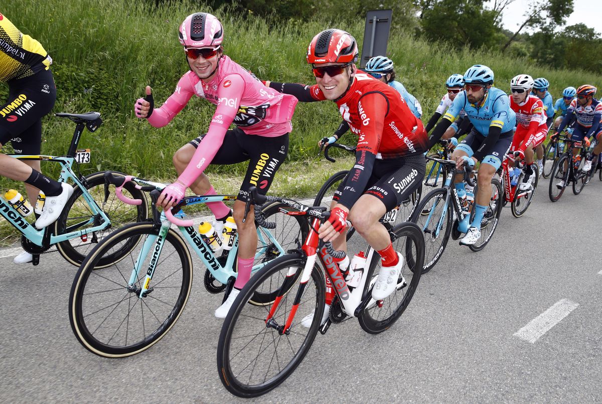 Primoz Roglic and Jan Bakelants have some cross-party talks during the stage