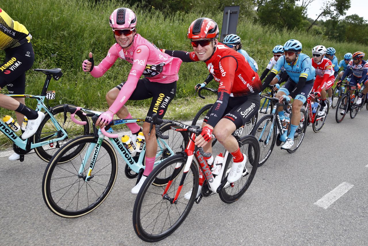 Primoz Roglic and Jan Bakelants have some cross-party talks during the stage
