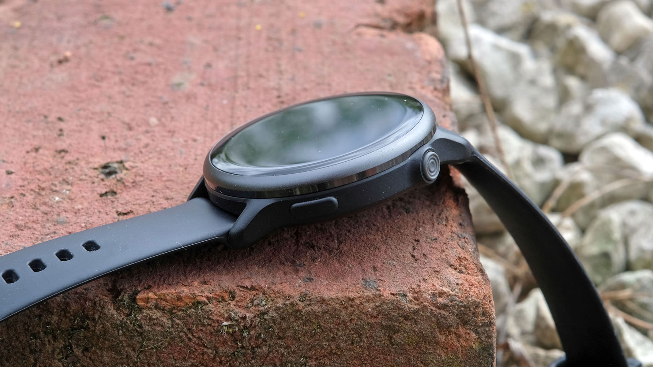 Garmin Vivoactive 6 întins pe pământ, vedere din lateral