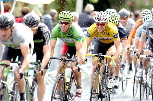 Yellow jersey Thor Hushovd (Garmin-Cervelo) tucked in behind points leader Philippe Gilbert (Omega Pharma-Lotto) approaching the finish.