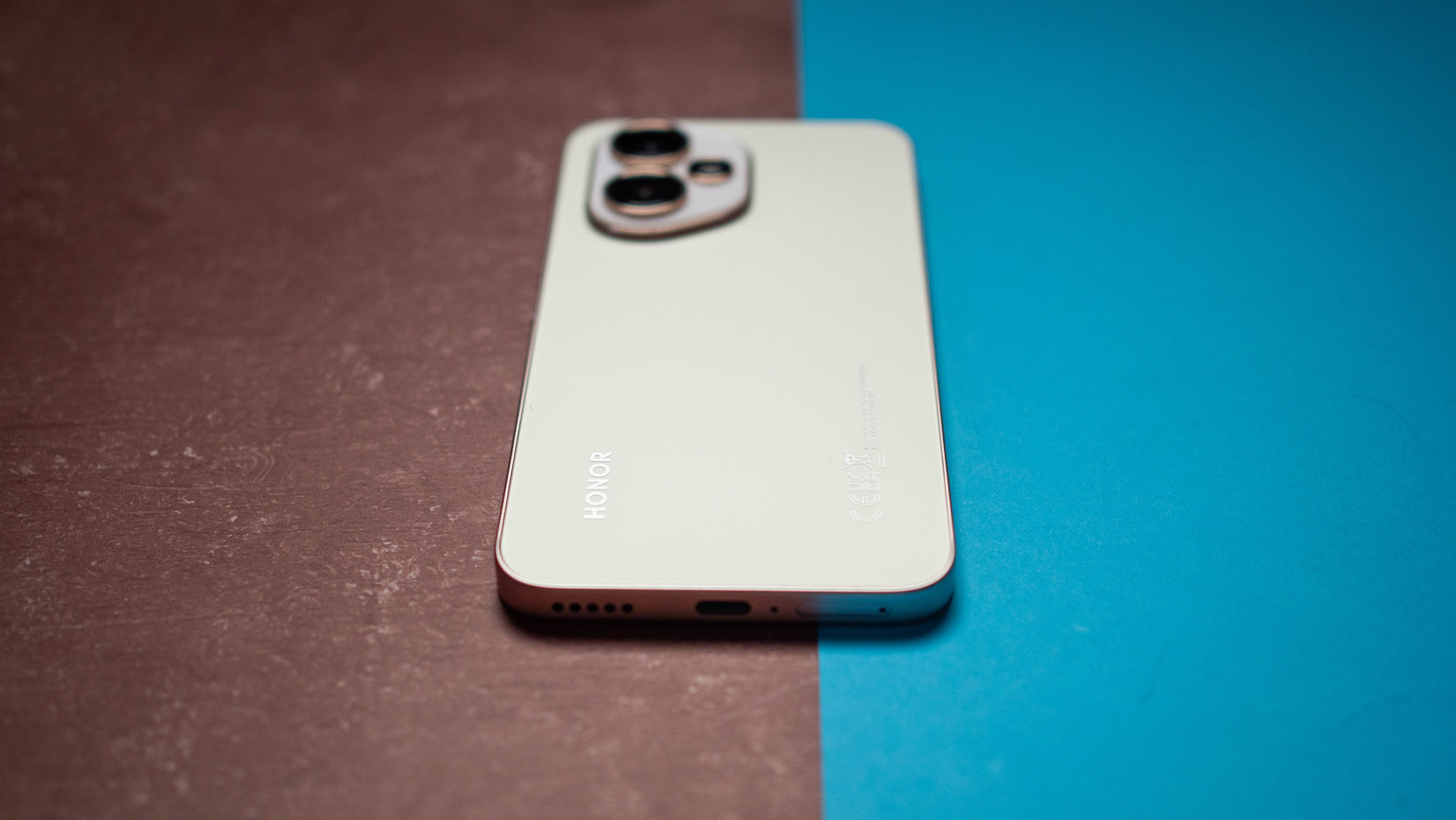 Honor 400 back view against blue and red background