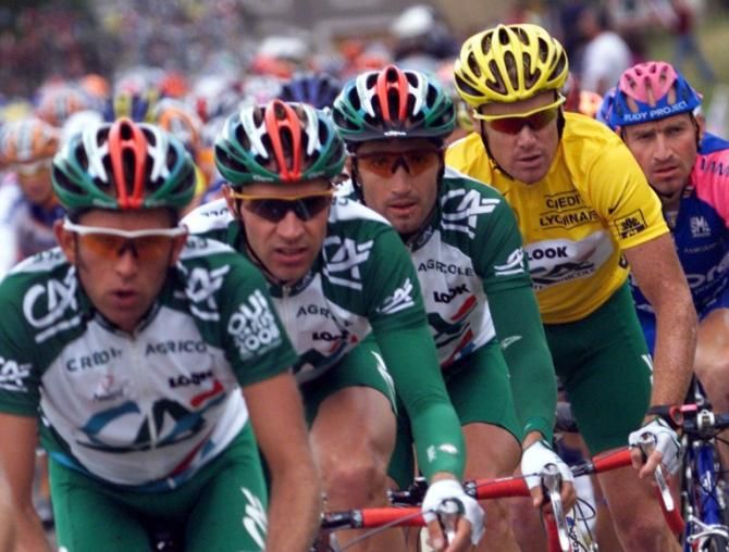 Stuart O'Grady in the leader's yellow jersey at the 2001 Tour de France