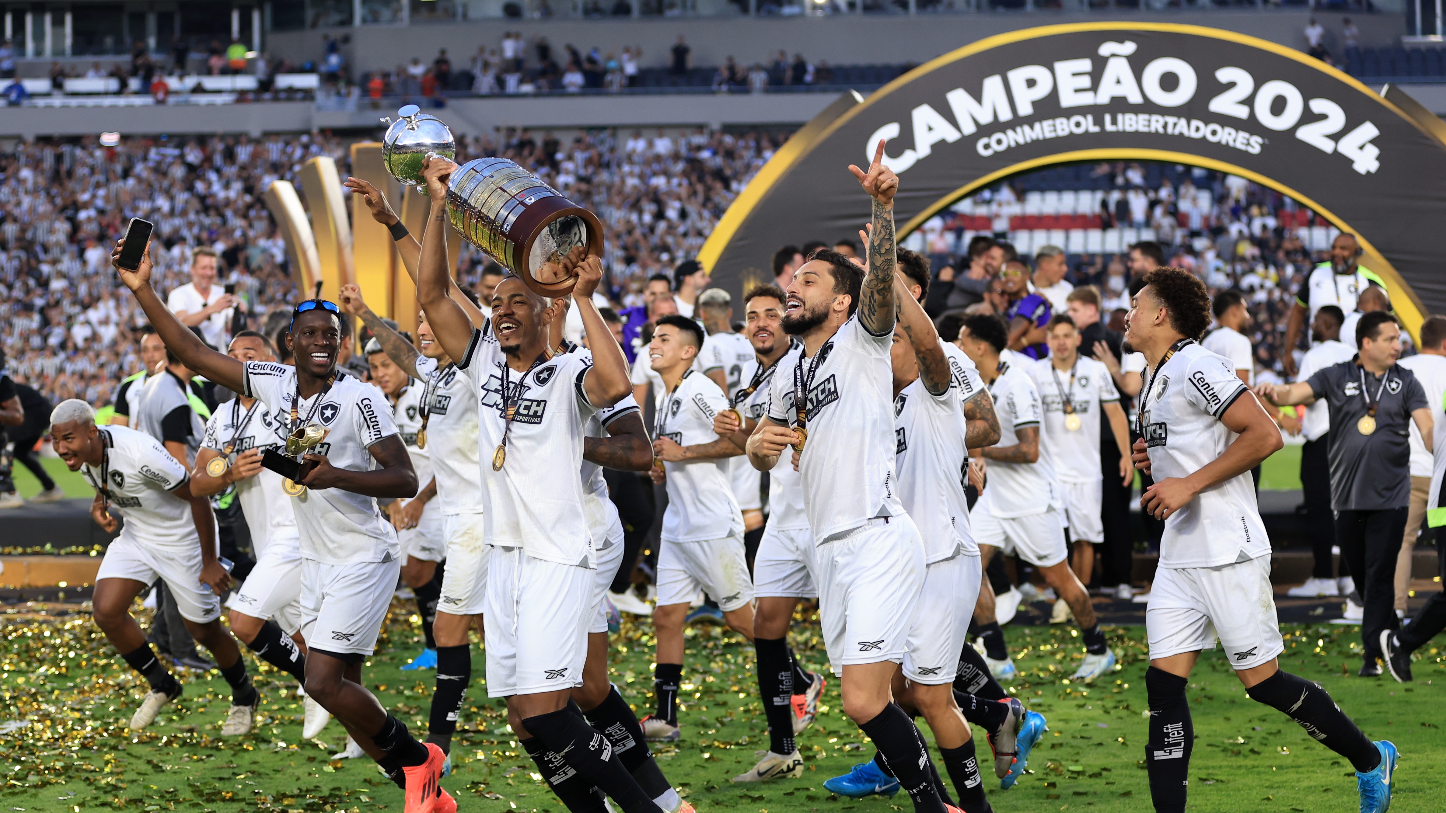 Marlon Freitas of Botafogo celebrates with the trophy after winning the tournament following the Copa CONMEBOL Libertadores 2024 Final between Atletico Mineiro and Botafogo at Estadio M&amp;aacute;s Monumental Antonio Vespucio Liberti on November 30, 2024 in Buenos Aires, Argentina.