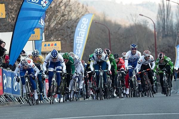 The peloton charges to the finish line seconds behind Rolland and Vermeulen.