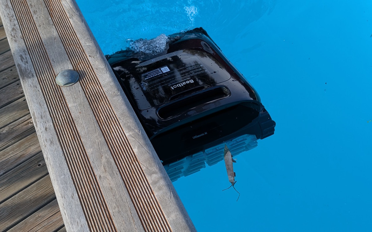 le robot de piscine beatbot aquasense 2 pro sur le bord de la piscine