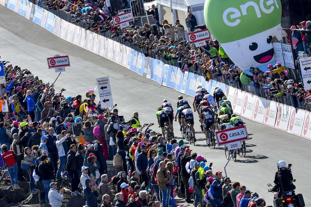 A small group has just 200m to go at the 2017 Giro on Mount Etna