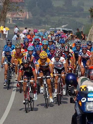 Oscar Pereiro (Caisse d'Epargne) leads Alejandro Valverde and the bunch home