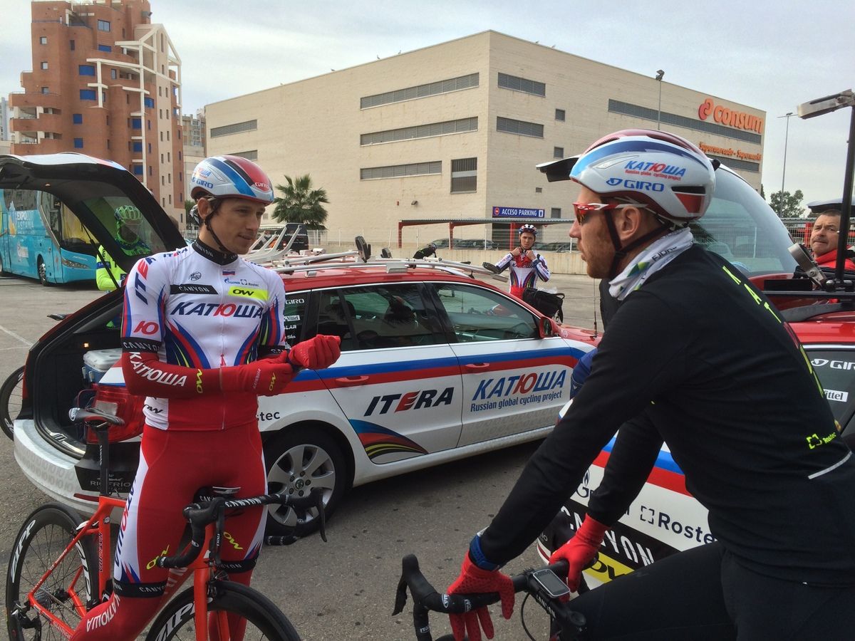 A final minute conversation before starting the ride