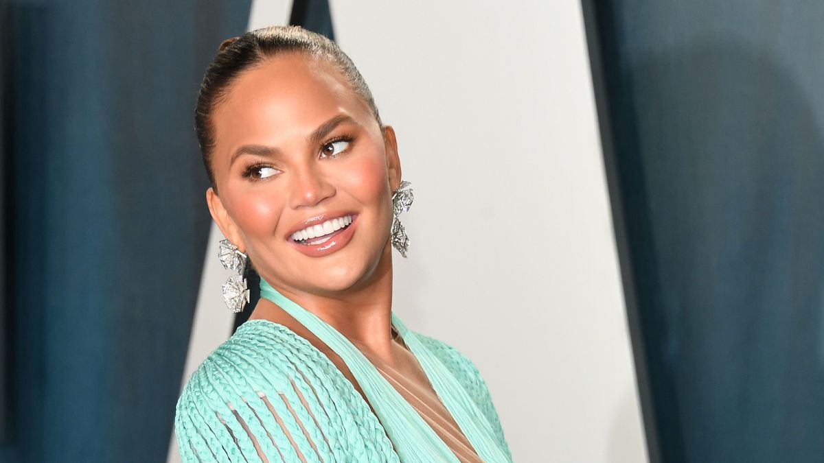 Chrissy Teigen Expertly Responds To Critics Of Her Thirsty Photo