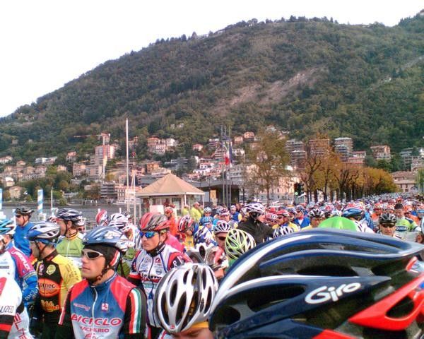 Picturesque hills overlook the Lago di Como as the field awaits the start