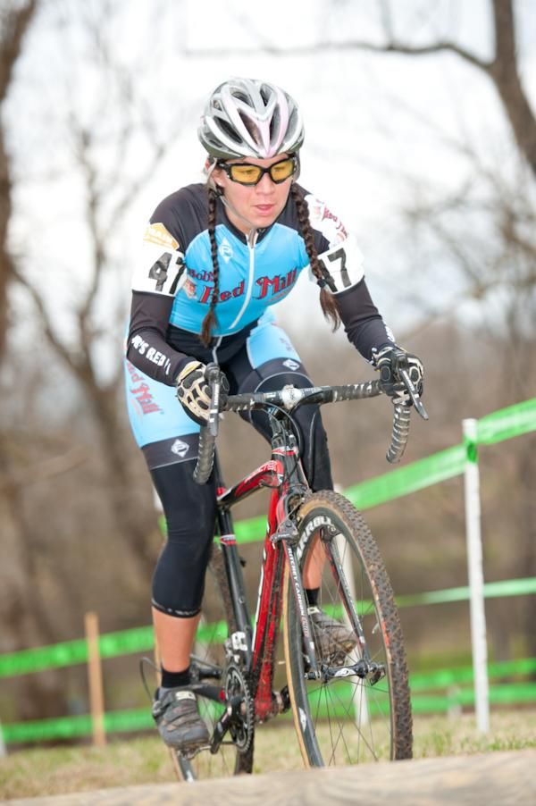 Marne Smiley demonstrates how to pop over the telephone pole and extends her lead.