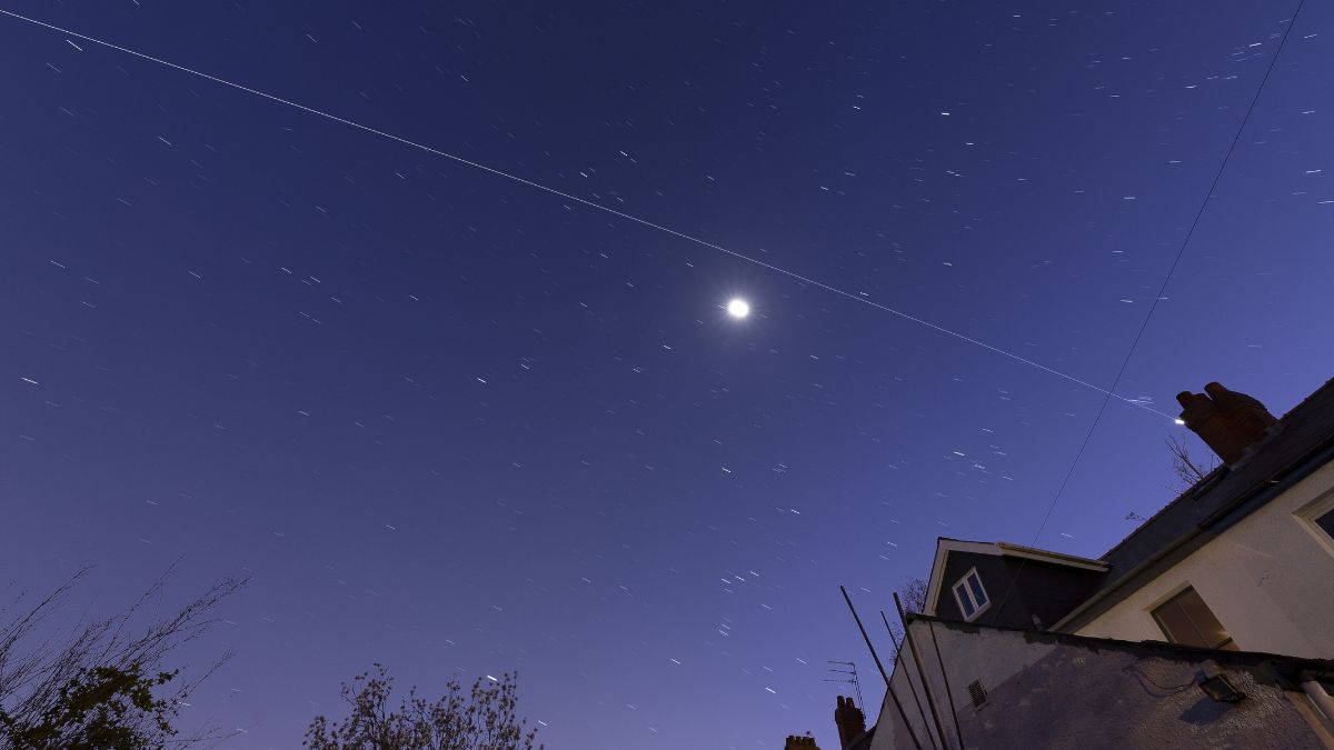 uma longa faixa branca em um céu estrelado.