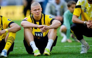 Erling Haaland sitting with Borussia Dortmund teammates