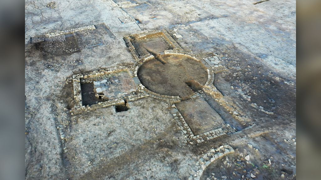Vandals sack Roman-era estate and bathhouse just discovered in UK