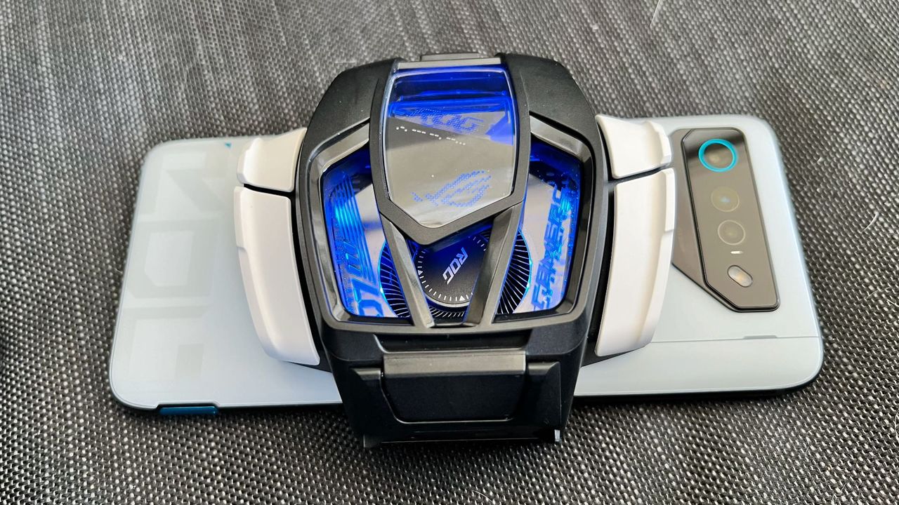 Asus Rog phone 7 och Aerocooler 7 p&aring; svart bord