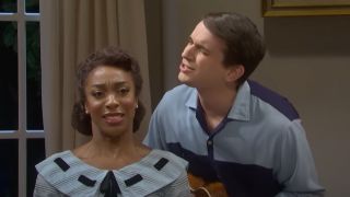 Andrew Dismukes playing a song for Ego Nwodim in an SNL skit.