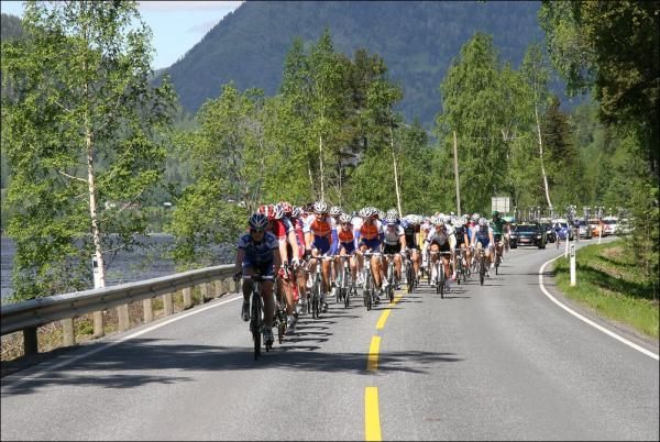 The peloton chases the three leaders.