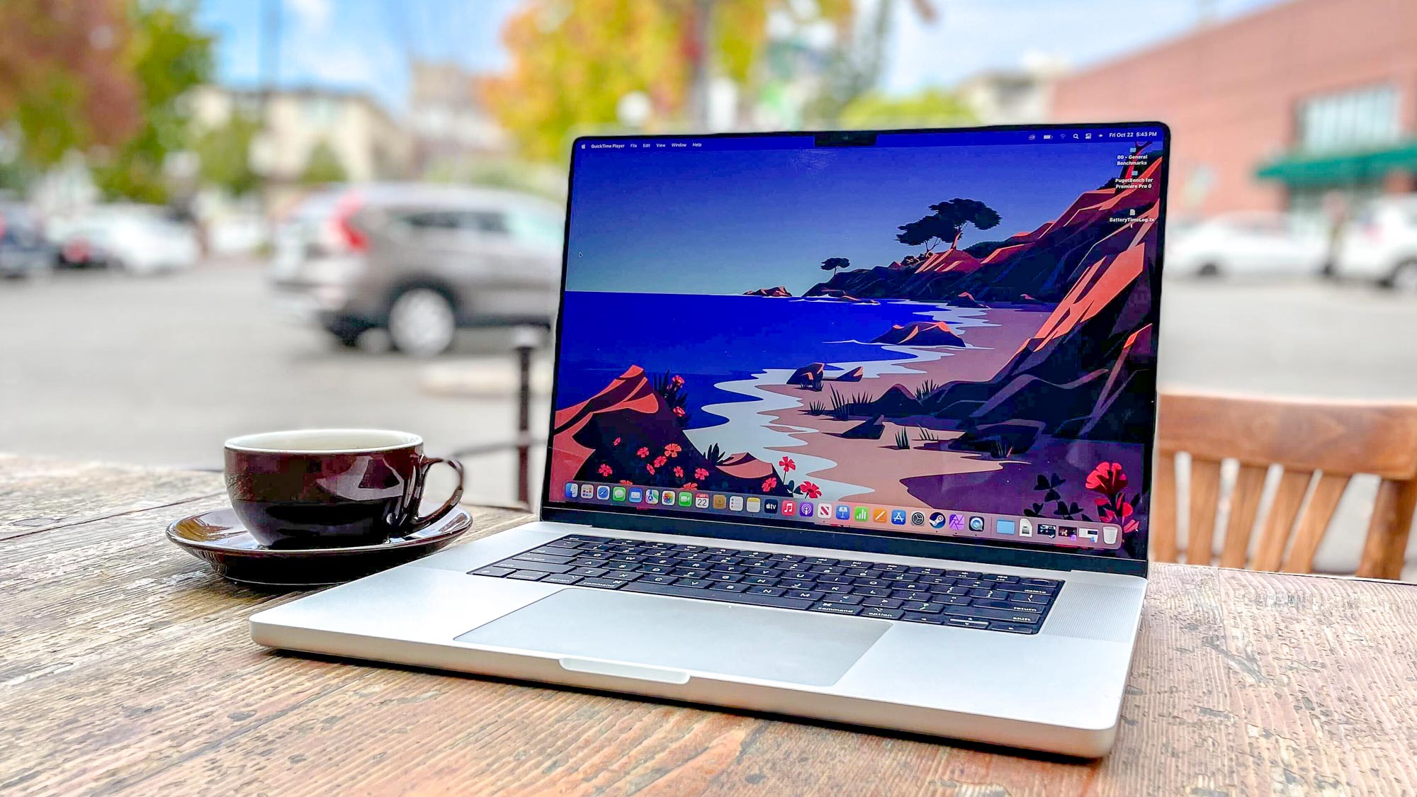 MacBook Pro 2021 de 16 pulgadas sentado en una mesa de patio
