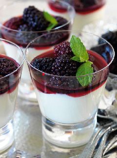 buttermilk panna cotta with blackberries