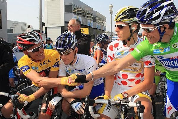 Race leader Luis-Leon Sanchez (Caisse d'Epargne) greets the other jersey holders on the start line.