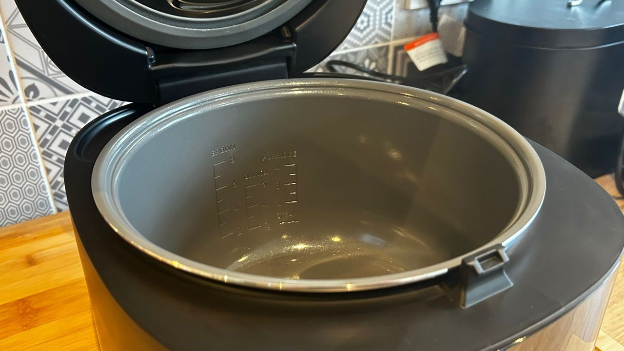 Measurement lines inside Cosori 5L Rice Cooker