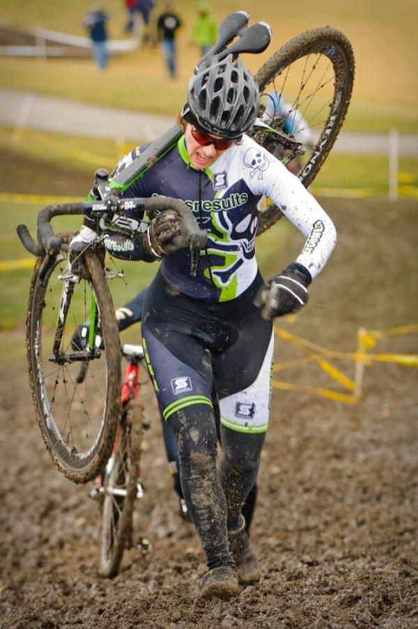 Sally Annis (crossresults.com p/b JRA Cycles) takes early lead