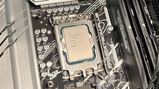 Een Intel Core i7-13700K geplaatst in een moederbord