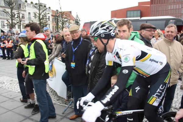 Bernhard Eisel (HTC-Highroad) negotiates the crowds.