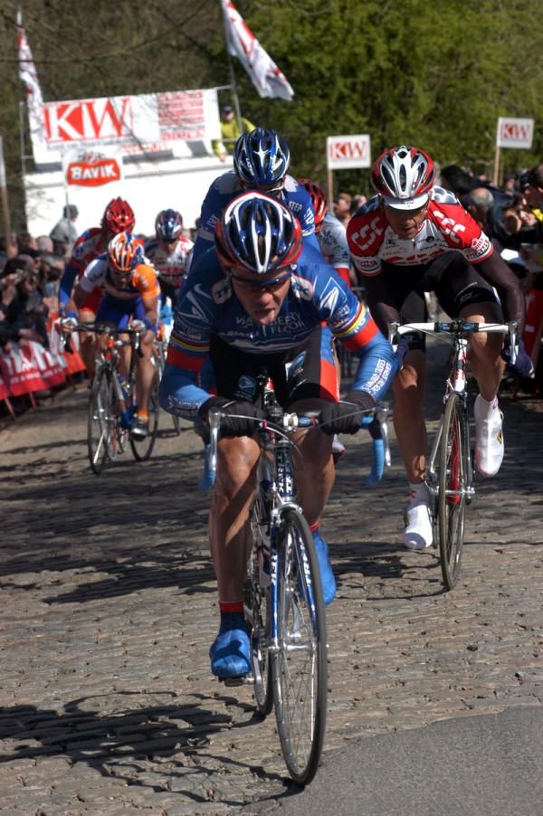 Viatcheslav Ekimov (US Postal-Berry Floor) suffers on the Kemmelberg in 2003