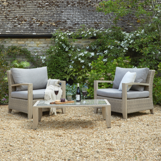 simple gravel patio with garden furniture