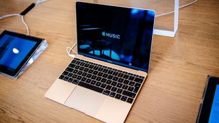 The 2015 MacBook 12-inch in rosegold pictured on a wooden table.
