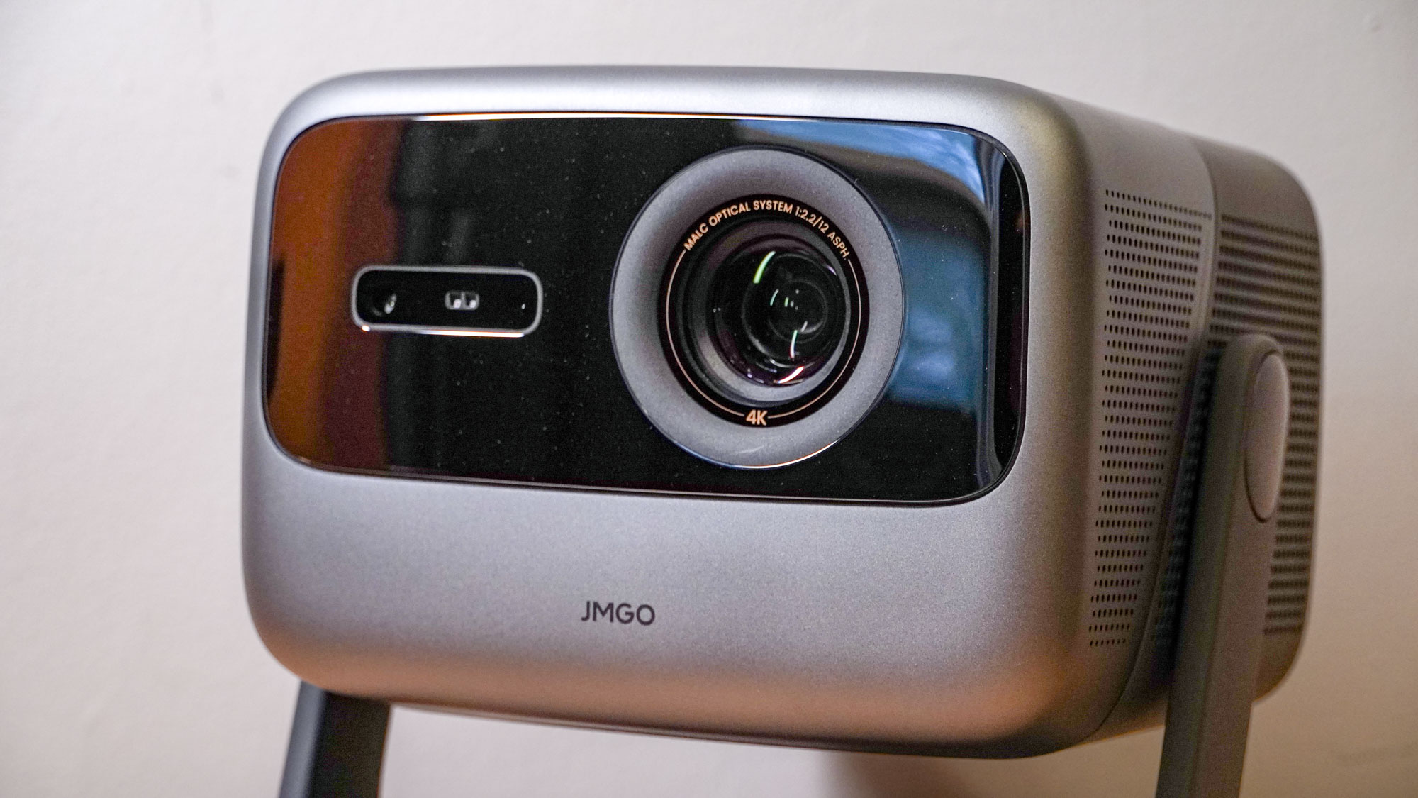A close up of the front of a JMGO N1S Ultimate projector.