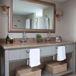 bathroom with tap and mirror