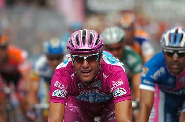 Alessandro Petacchi (Milram) wins in the Maglia Ciclamino.