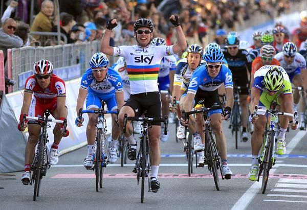 Cavendish triumphs in the bunch sprint in Indicatore