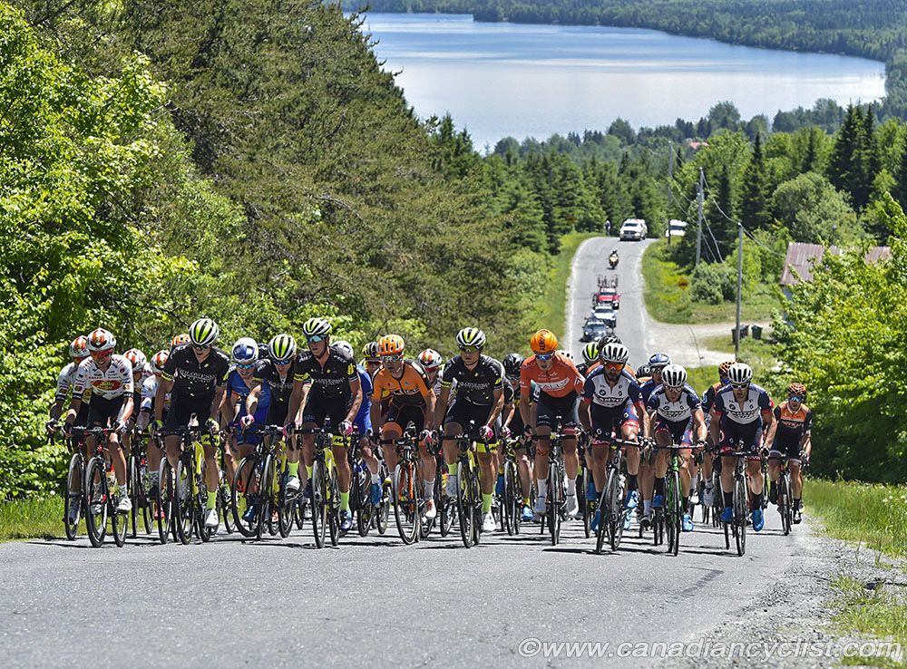 The peloton climbs Mont Morne