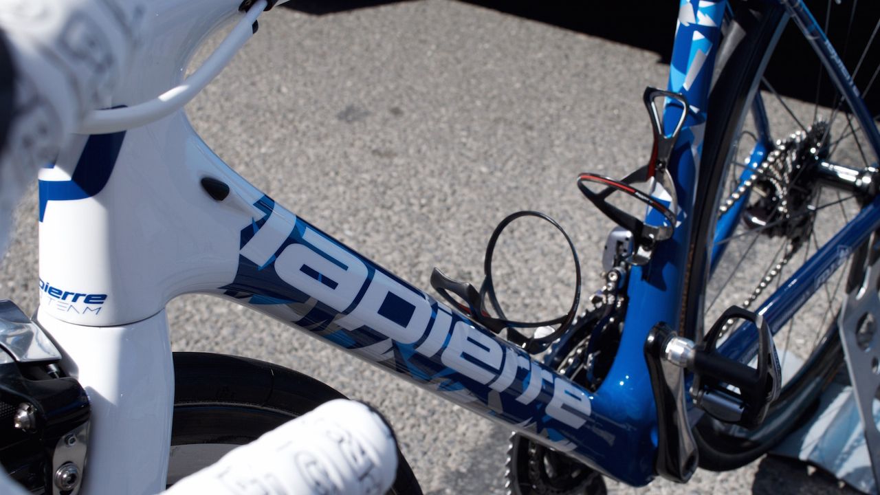 The frameset features internal cable routing