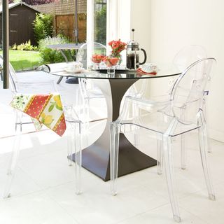 dining room in garden with round table with chairs