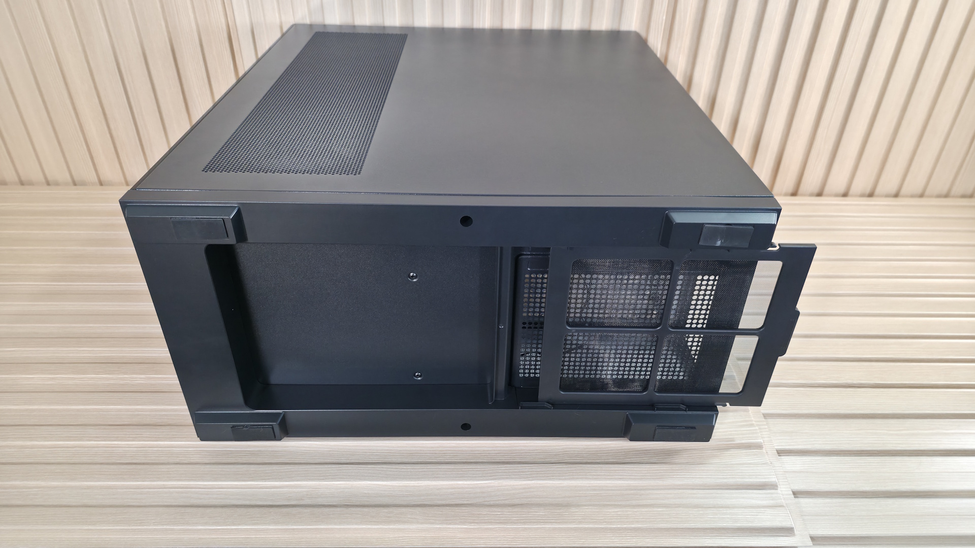 Montech TG3 - Outside