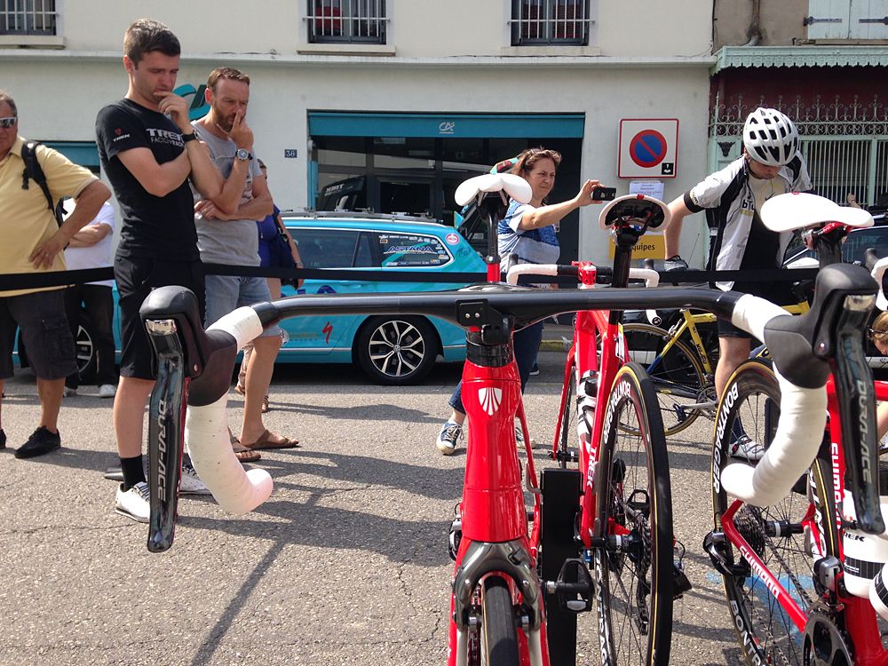 The one-piece, aero-shaped carbon bar and stem on Mollema's Trek