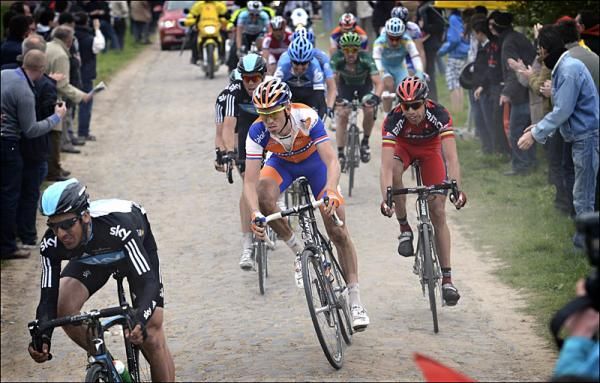 The fourteen-man chase group behind solo leader Tom Boonen.
