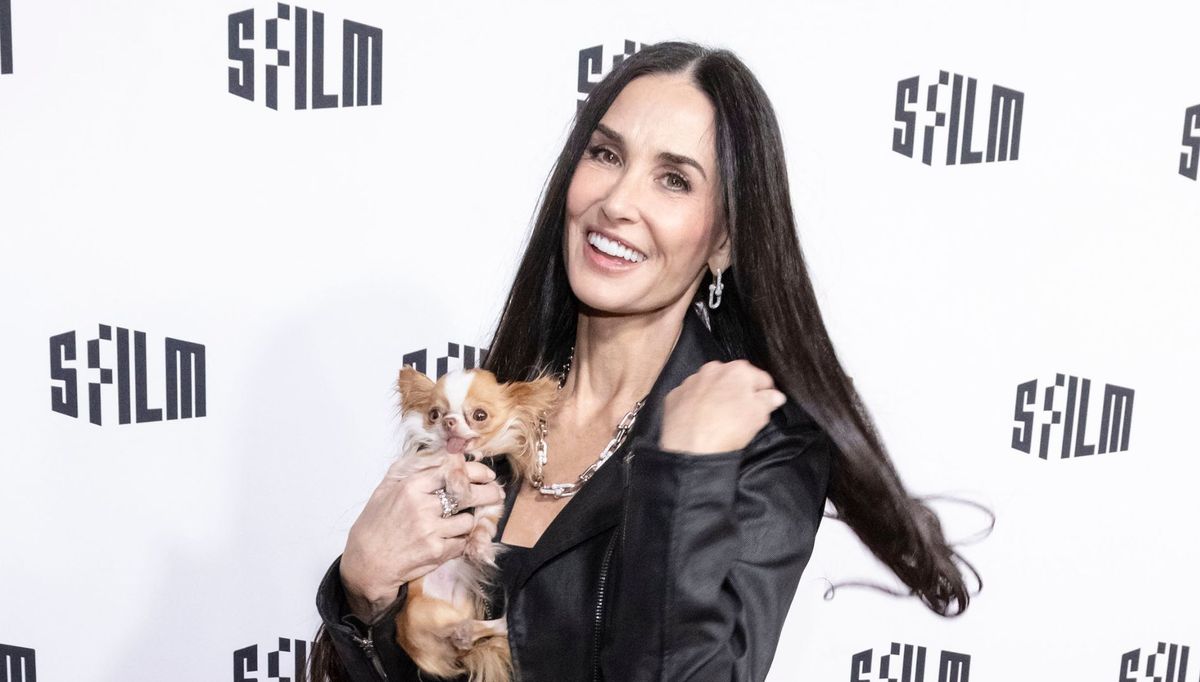 L'élégante robe longue noire et la veste courte de Demi Moore prouvent que la mode grand public peut être à la fois glamour et discrète